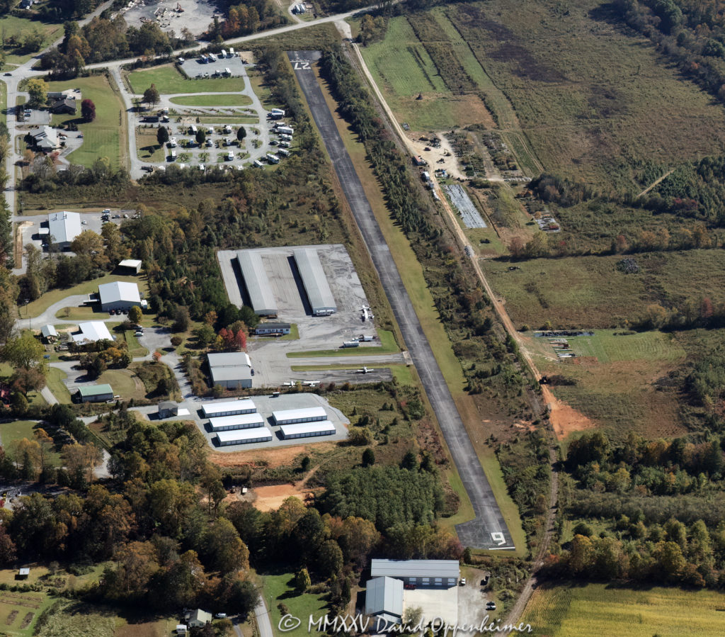 Hendersonville Airport Runway Landing Approach – Hendersonville-Winkler Airport 0A7 in Henderson County, North Carolina