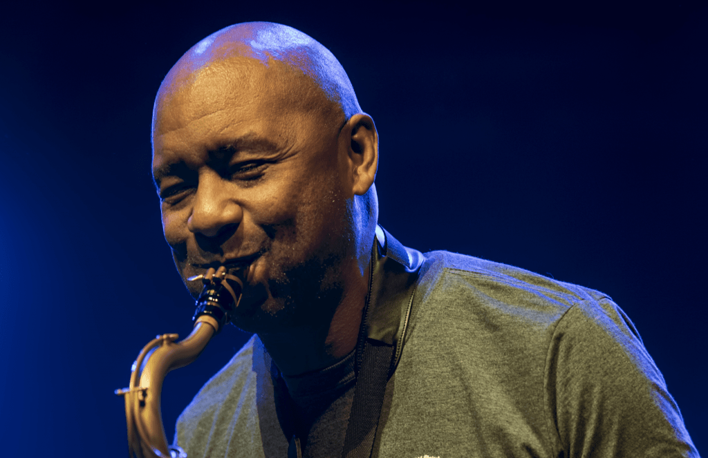 man playing saxophoine