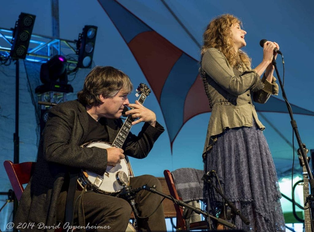 concert photo of bela fleck and abigail washburn