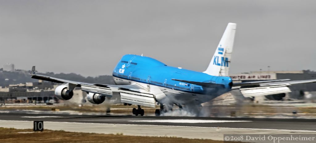 KLM_Royal_Dutch_Airlines_Boeing_747-406M_PH-BFH_jet_landing_863